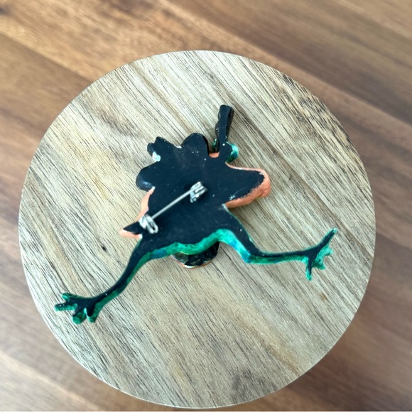 Artisan Country Frog Playing Banjo Brooch - Picture 6 of 6